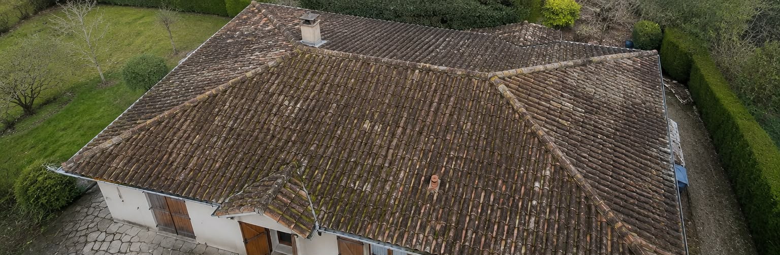 Toiture avant nettoyage, mousse et encrassement