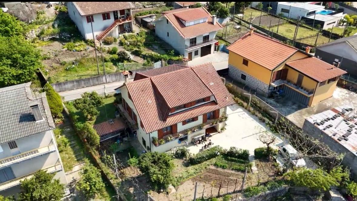 Vue aérienne d'un bien immobilier avec son environnement
